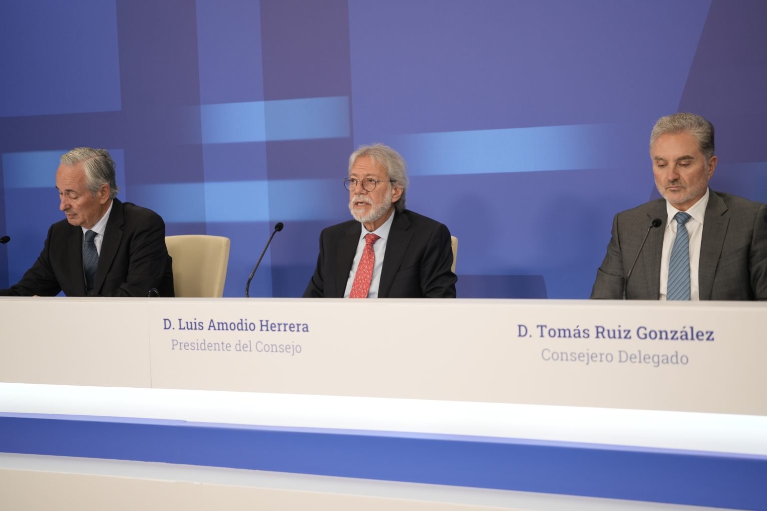 Traducido: todo está bajo el control de los Amodio, y para celebrarlo, el presidente de OHLA, Luis Amodio, y el consejero delegado, Tomás Ruiz, aseguran que la compañía encuentra en "el mejor momento de sus últimos años"