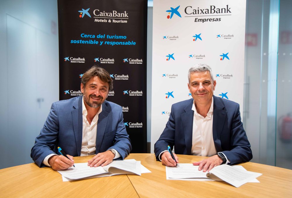 El presidente de Cehat, Jorge Marichal, y el director de CaixaBank Empresas, Marc Benhamou, durante la firma
