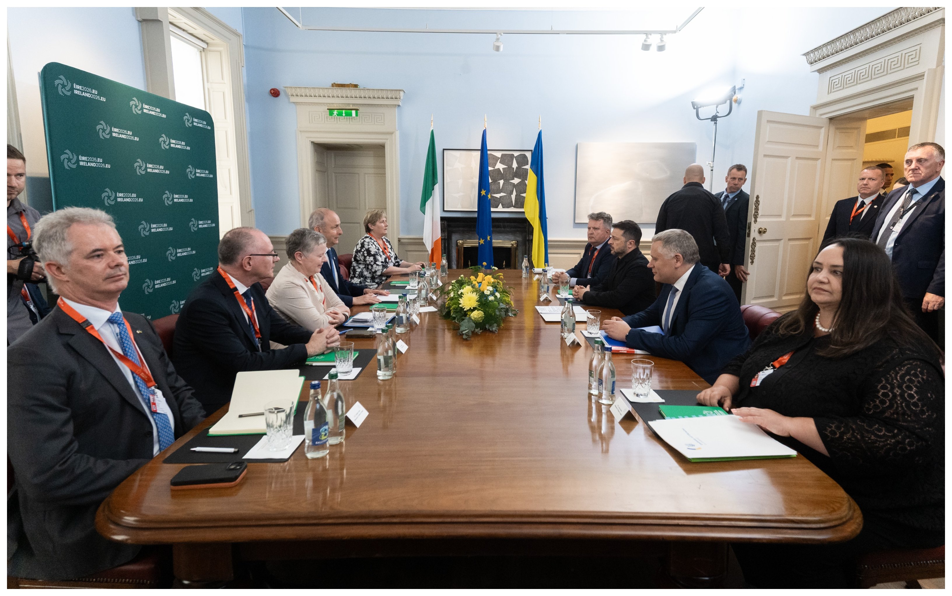 El Gobierno de Irlanda, como ocurre con otros países, sigue utilizando a Zelensky, sin cambios en el modelo: Europa ofrece dinero y los ucranianos nos defienden de los rusos y ponen los muertos