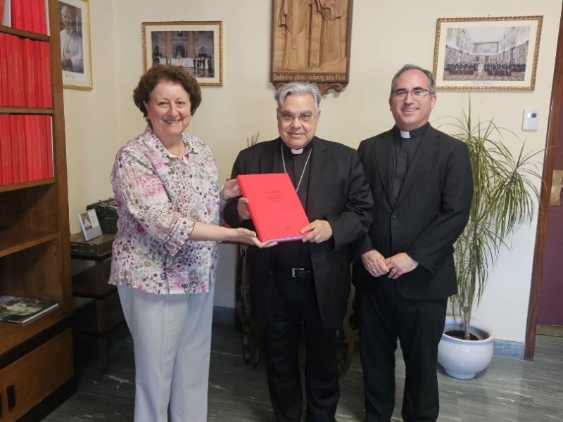 La directora de la oficina para las Causas de los Santos de la Conferencia Episcopal Española, Lourdes Grosso, y el adjunto a dirección, Fernando del Moral, presentan el informe de las causas de beatificación al Prefecto del Dicasterio, cardenal Marcello Semeraro