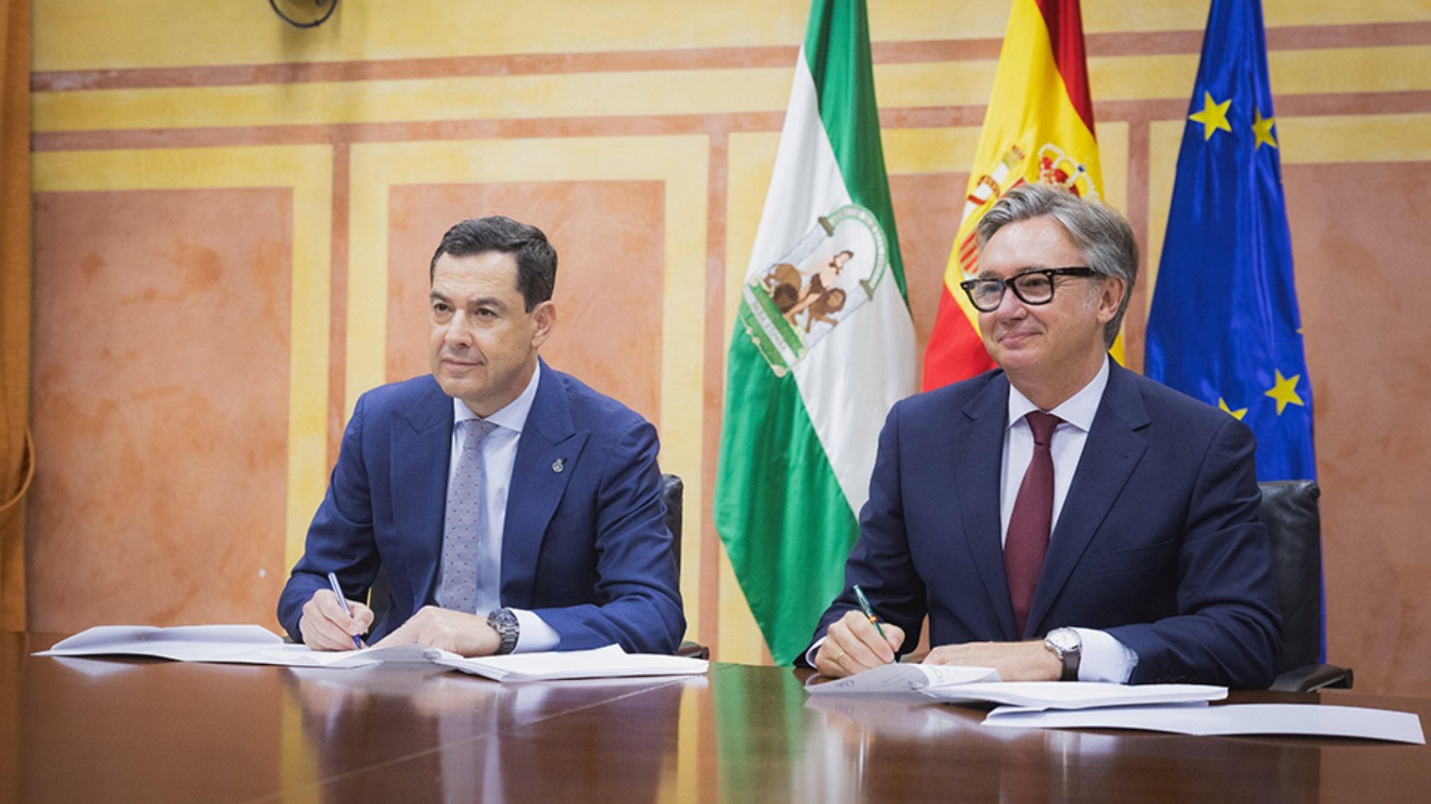 Juan Manuel Moreno, del PP (izquierda) y Manuel Gavira, de Vox