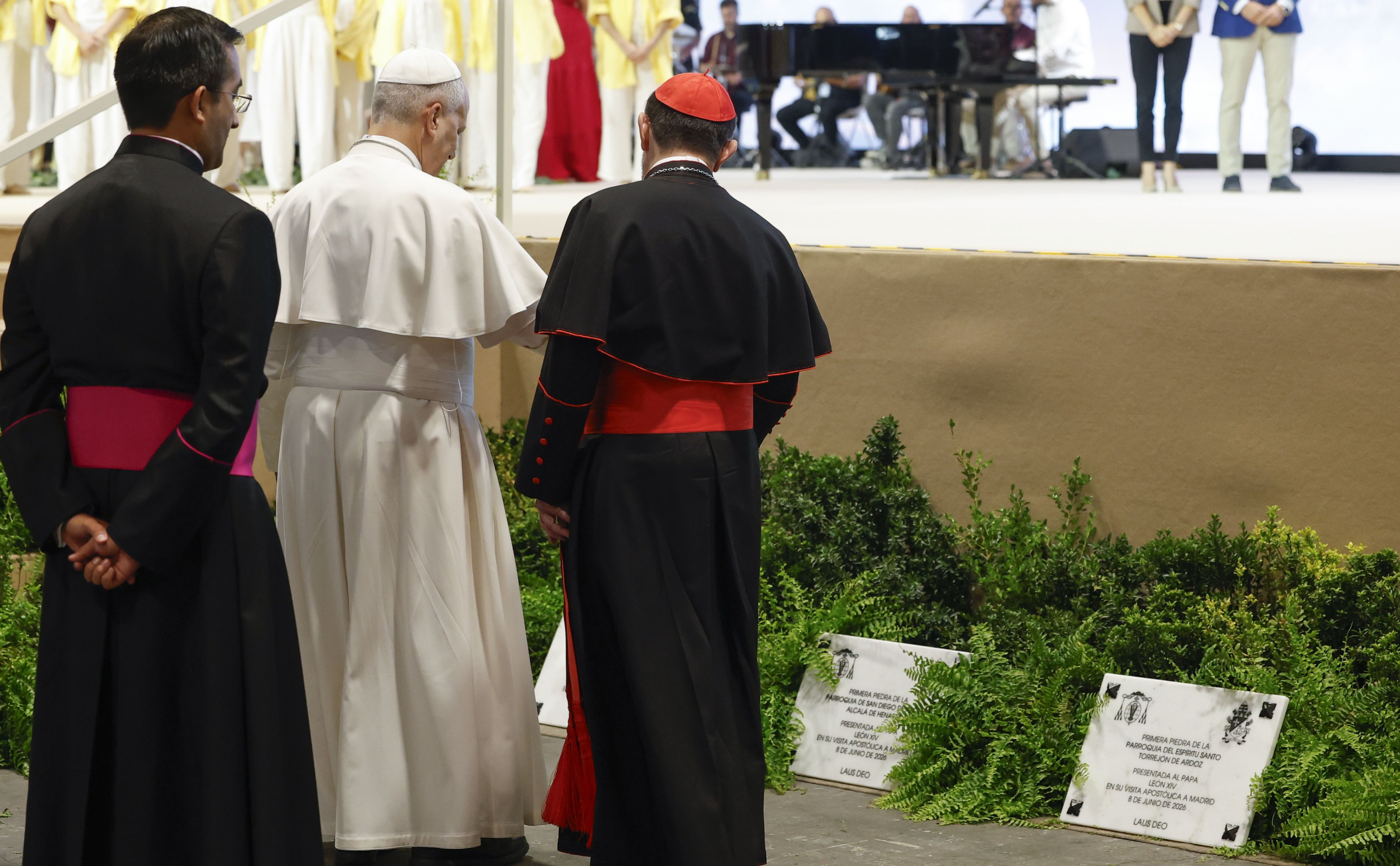 El obispo Cobo le enseñó al Papa las 17 nuevas iglesias de Madrid. Algunas estarán en barracones pero no por eso deben olvidar lo que son: instrumentos de adoración a Dios, nada menos