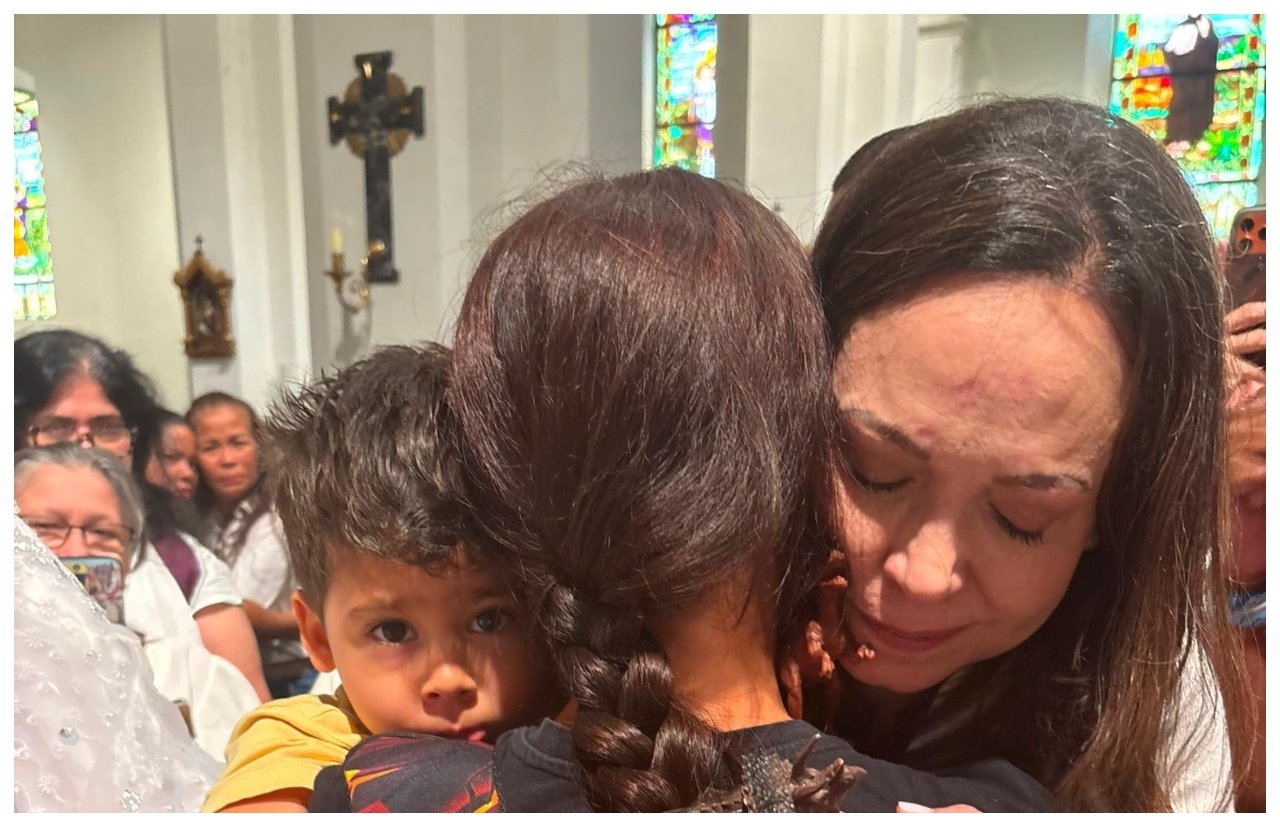 María Corina Machado asiste a una misa en Panamá en solidaridad y oración por las víctimas del doble terremoto