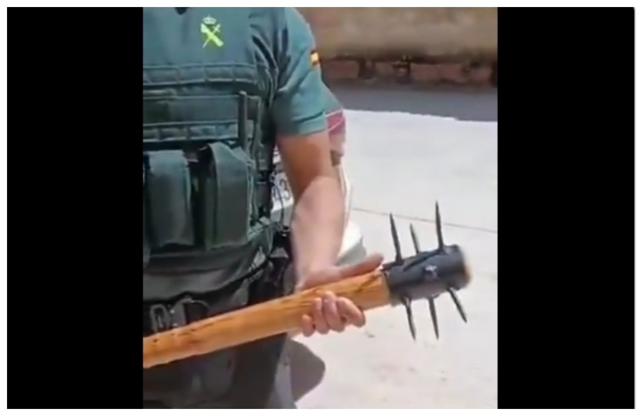 La Guardia Civil incautó un arma casera en un control de tráfico en Navarra: una maza de 60 cm con nueve púas metálicas afiladas