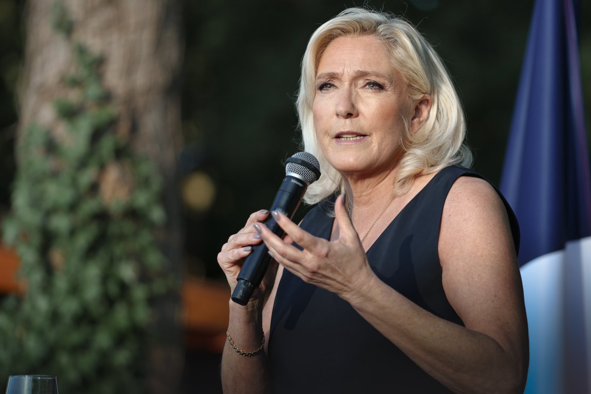 Le Pen no se ha pronunciado tras el fallo, pero sí lo hizo previamente asegurando que no concurriría a las elecciones si era condenada a cumplir la pena con un brazalete electrónico Le Pen no se ha pronunciado tras el fallo, pero sí lo hizo previamente asegurando que no concurriría a las elecciones si era condenada a cumplir la pena con un brazalete electrónico