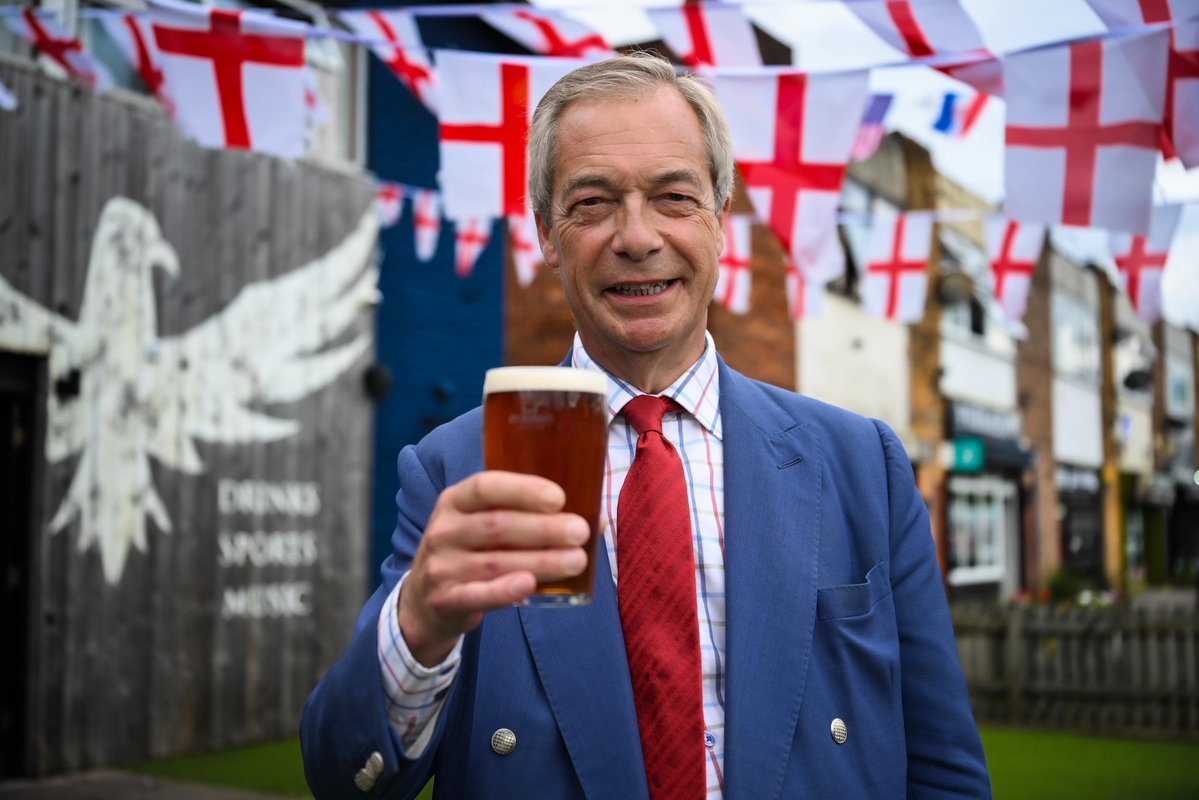Farage dimite y protesta porque le están investigando por dos supuestos escándalos