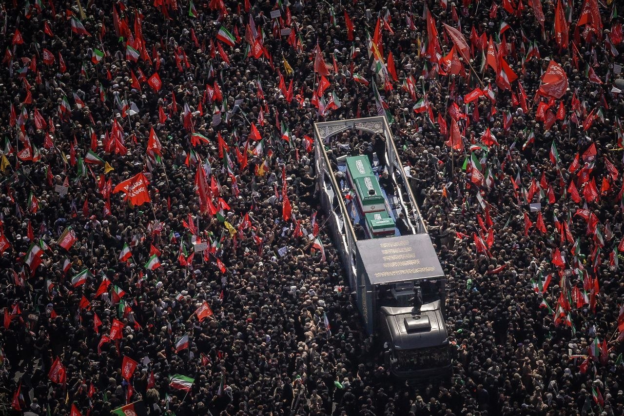 Los iraníes continúan paseando el cadáver insepulta de ayatolá Ali Jamenei -no sé si conservado en formol o momificado-