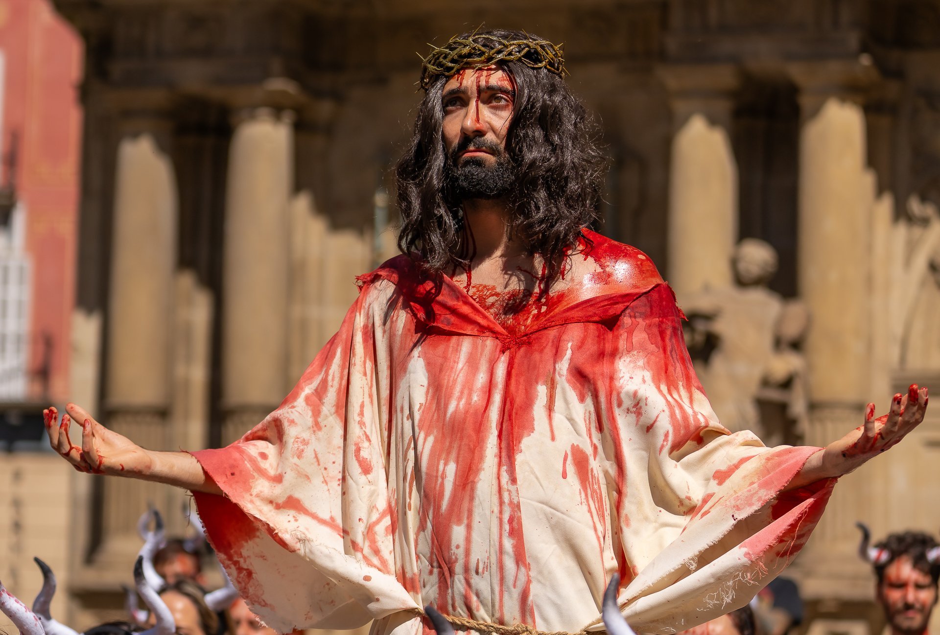 En concreto fueron las organizaciones animalistas AnimaNaturalis y PETA las que han vuelto a recurrir a la simbología cristiana para lanzar su protesta contra la tauromaquia en vísperas de las fiestas de San Fermín