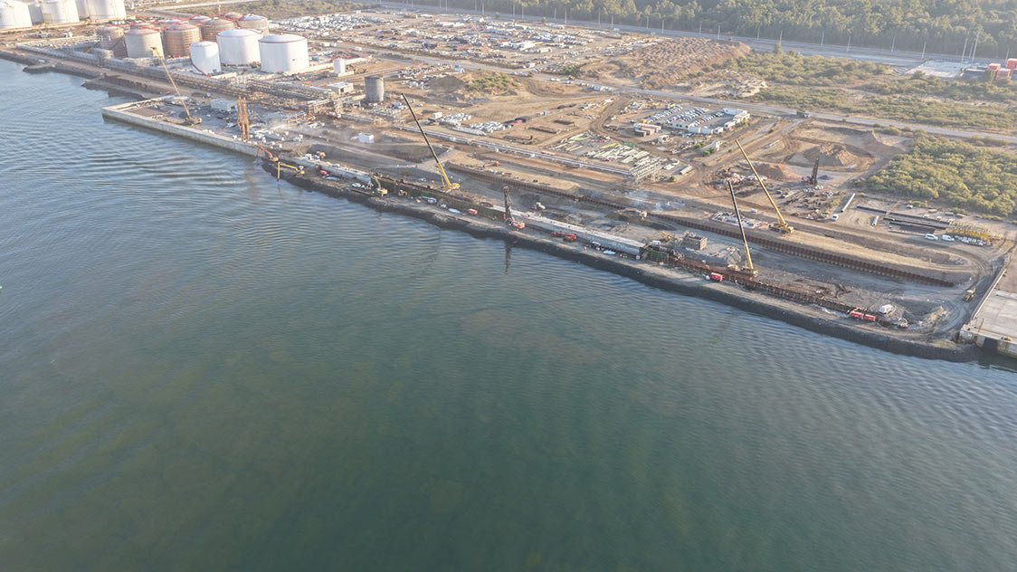 El proyecto Muelle Sur contempla la construcción de un nuevo muelle de atraque de 511 metros de longitud que modernizará las capacidades logísticas del Parque Energético La Rábida de Moeve y de las instalaciones de Exolum