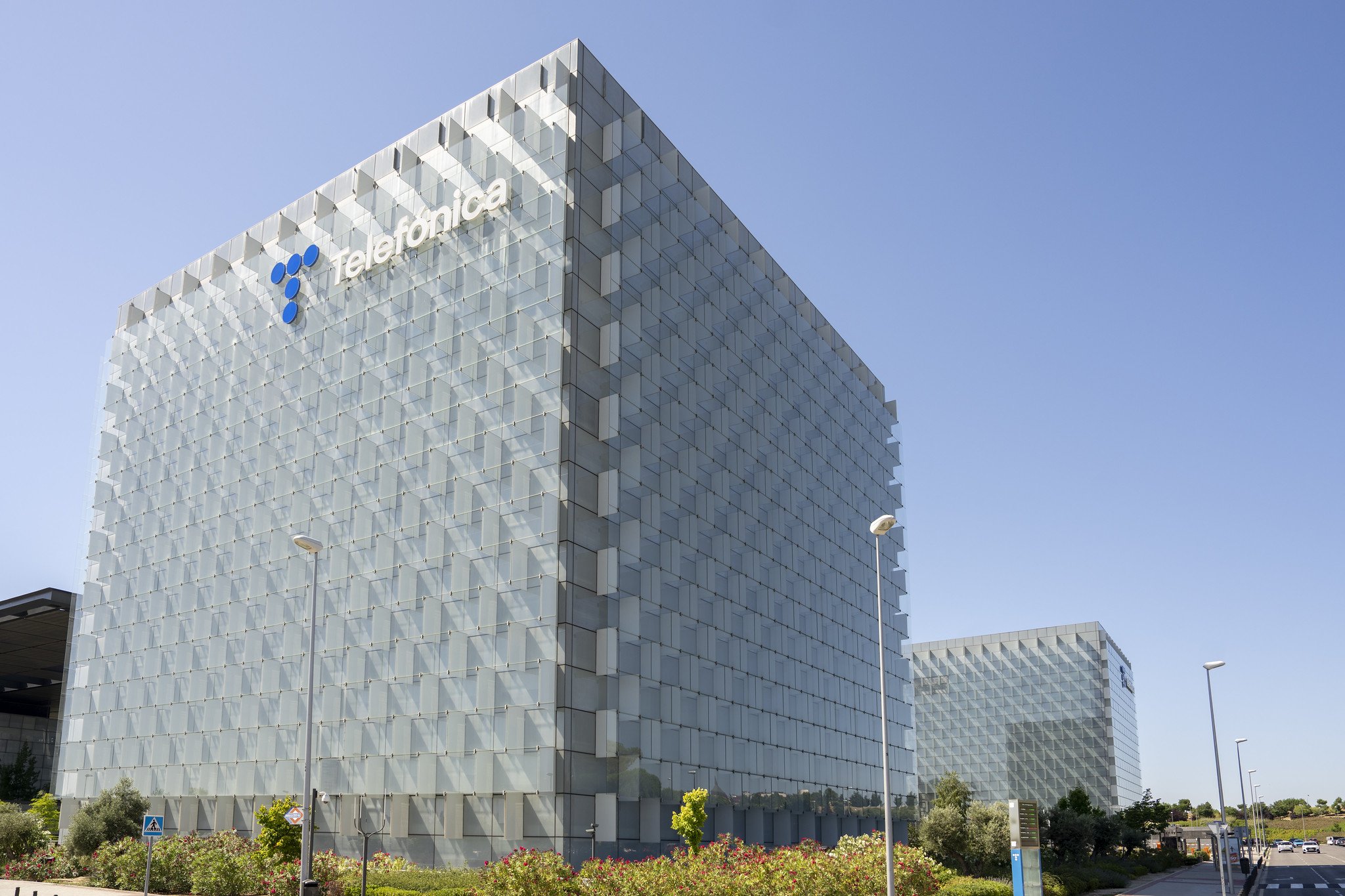 La jibarización de Telefónica y la situación en Alemania y el Reino Unido no ayudan para mantener la calificación de riesgo / Foto: Pablo Moreno