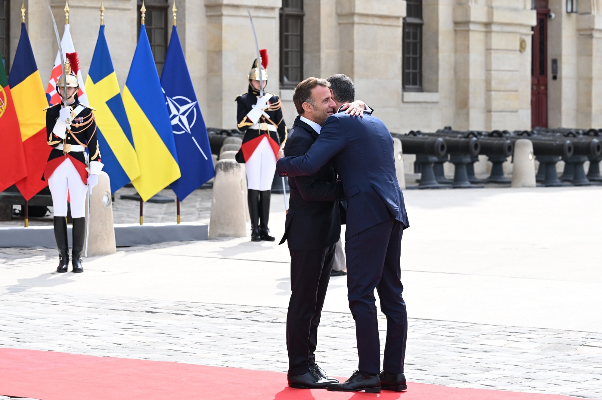 Sánchez abraza a su amigo Macron... en vísperas de la semifinal entre España y Francia en el Mundial de fútbol