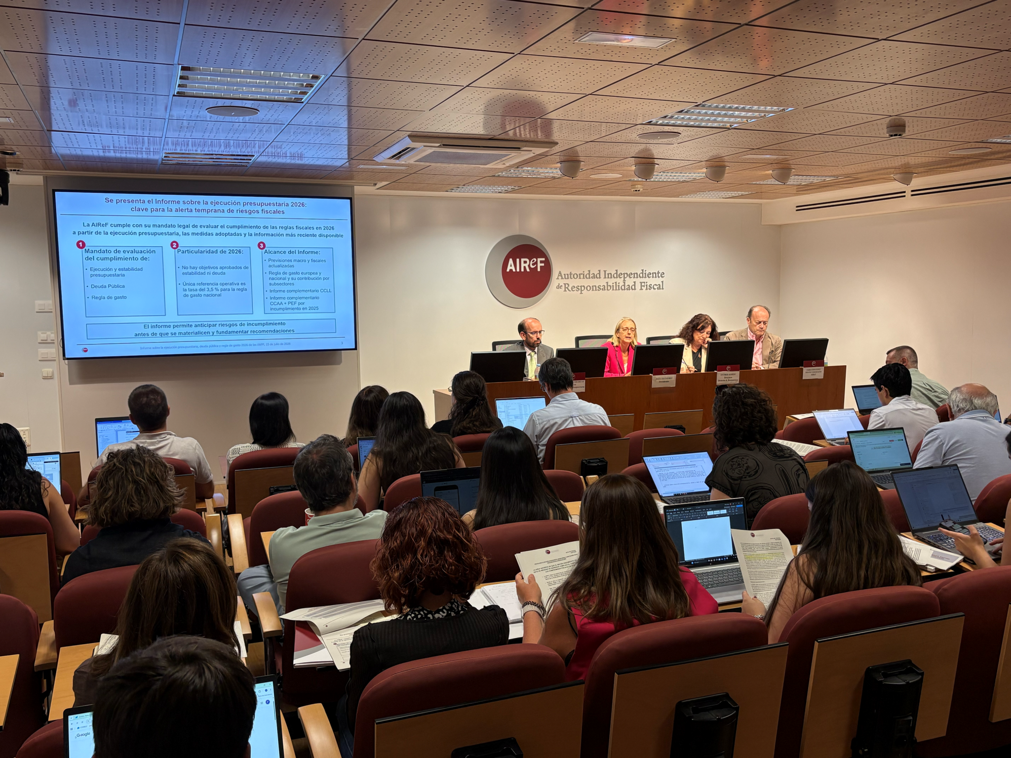  La Autoridad Independiente de Responsabilidad Fiscal (AIReF), que ha publicado hoy el Informe sobre la ejecución presupuestaria, deuda pública y regla de gasto en 2026 de las Administraciones públicas