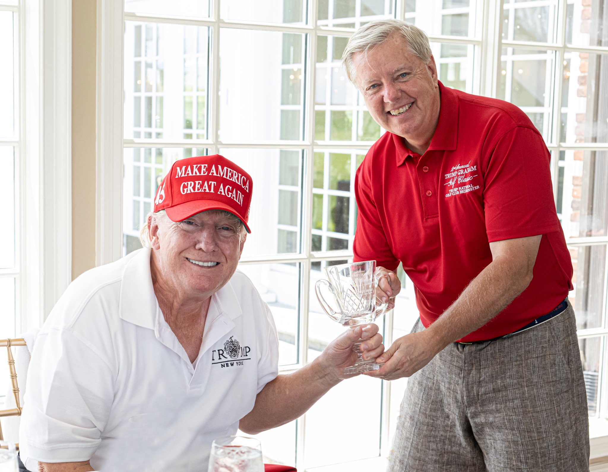 Trump y Graham fueron enemigos políticos y rivales en las primarias presidenciales de 2016, pero acabaron siendo estrechos aliados, hasta el punto que, en la actualidad, se consideraba que Graham era el senador con más influencia en el presidente Trump Trump y Graham fueron enemigos políticos y rivales en las primarias presidenciales de 2016, pero acabaron siendo estrechos aliados, hasta el punto que, en la actualidad, se consideraba que Graham era el senador con más influencia en el presidente Trump