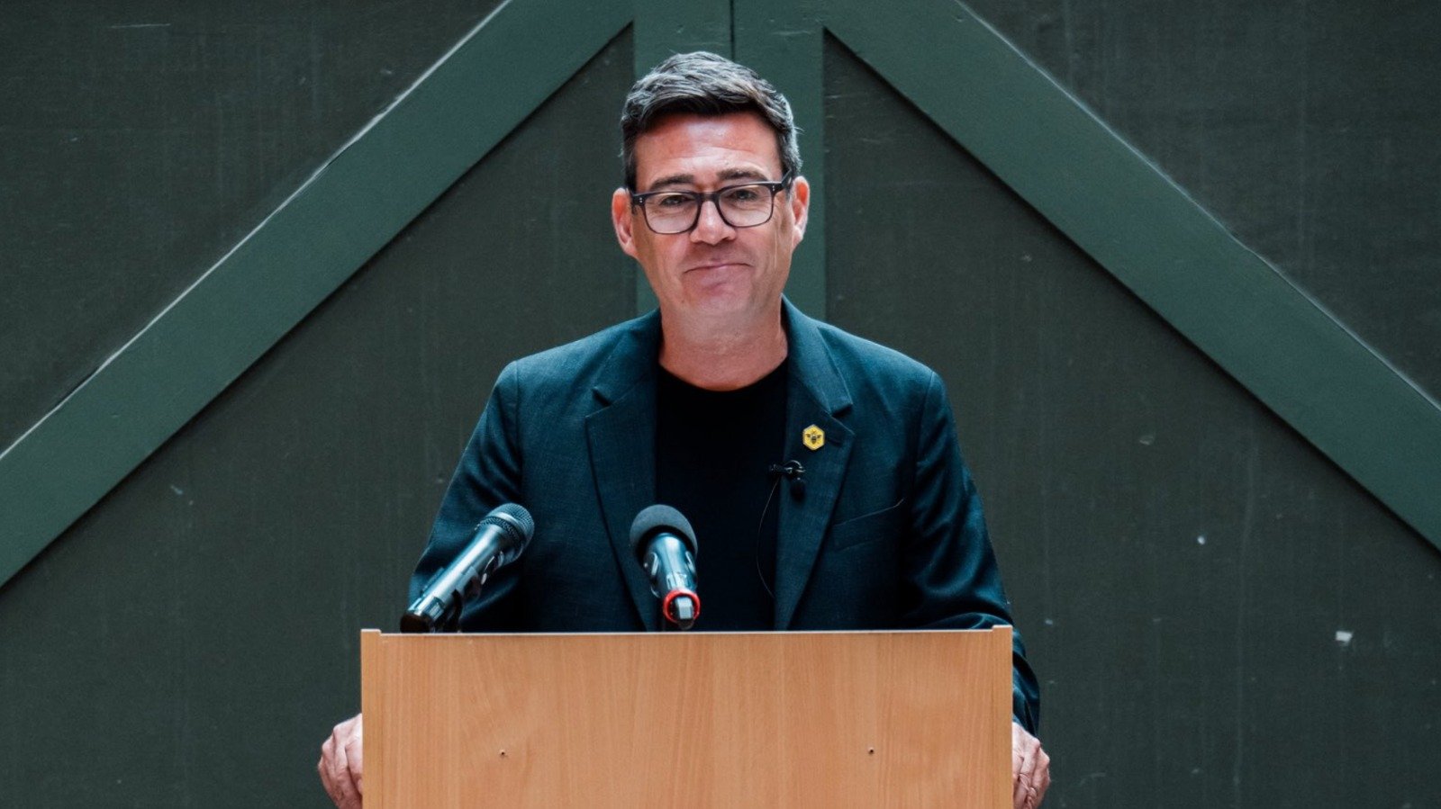 Burnham es socialista en lo economico y todas las medidas que menciona se basan en nacionalizar el poder económico: ayudas para el coste de la vida, la intervención pública en los servicios privatizados o ayudas a la dependencia