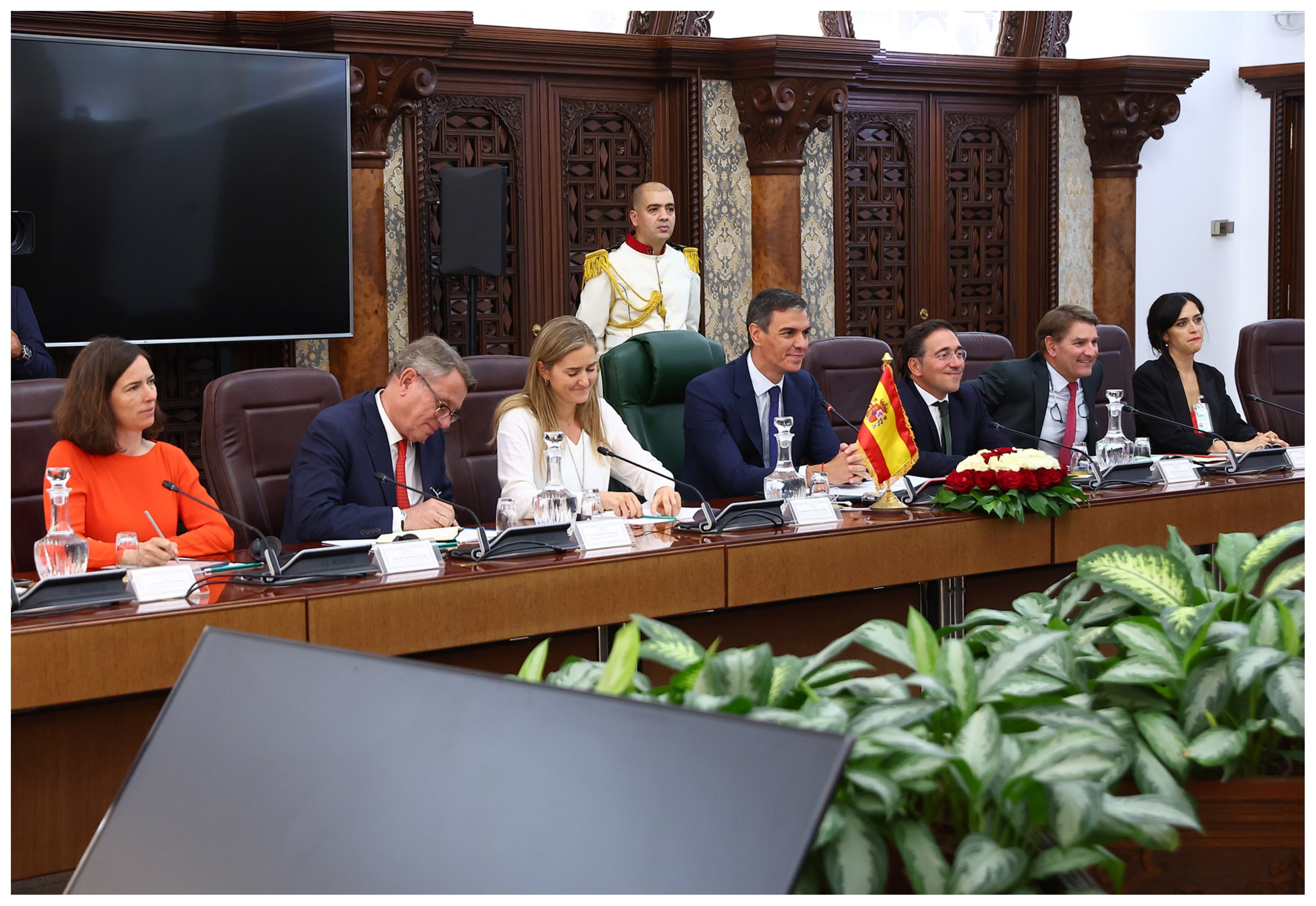 Económicamente, el Gobierno vende que con el viaje a los dominios del presidente argelino, Abdelmadjid Tebboune, España aumentará las compras de gas a Argelia, pero eso no es una concesión, es una petición, que el gas a día de hoy es bien escaso y de precio creciente Económicamente, el Gobierno vende que con el viaje a los dominios del presidente argelino, Abdelmadjid Tebboune, España aumentará las compras de gas a Argelia, pero eso no es una concesión, es una petición, que el gas a día de hoy es bien escaso y de precio creciente