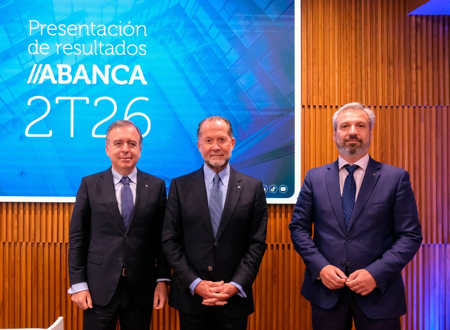 Juan Carlos Escotet, presidente y dueño de Abanca (en el centro), junto al Ceo del banco, Francisco Botas (izquierda) y el director general financiero, Alberto de Francisco (derecha)