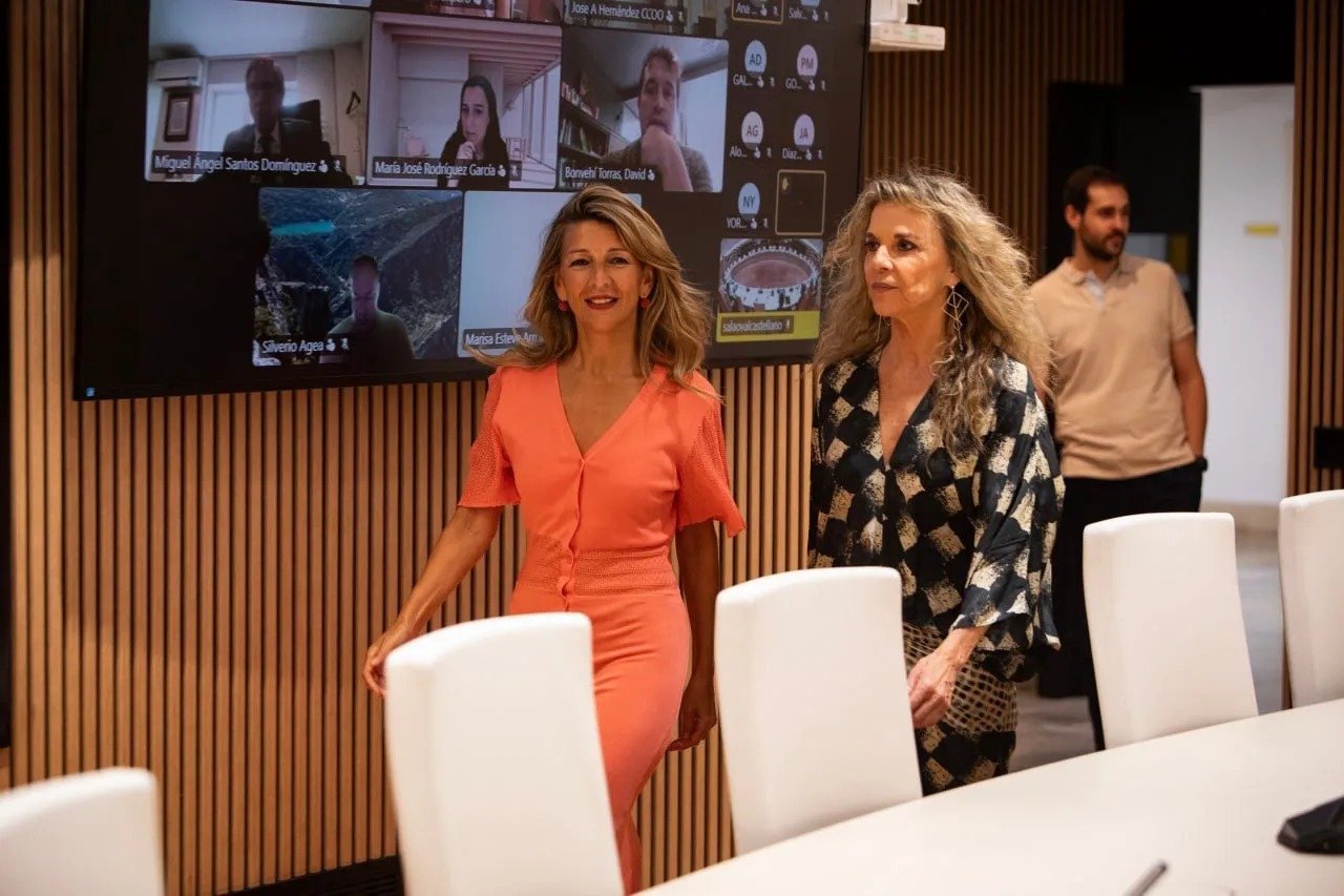 La ministra de Trabajo y Economía Social, Yolanda Diaz, en escena, música moderna de fondo, que no se nos olvide que ella es "una motomami" y comienza la propaganda del sanchismo: "Está siendo una verano difícil, pero hoy quiero daros una buena noticia"