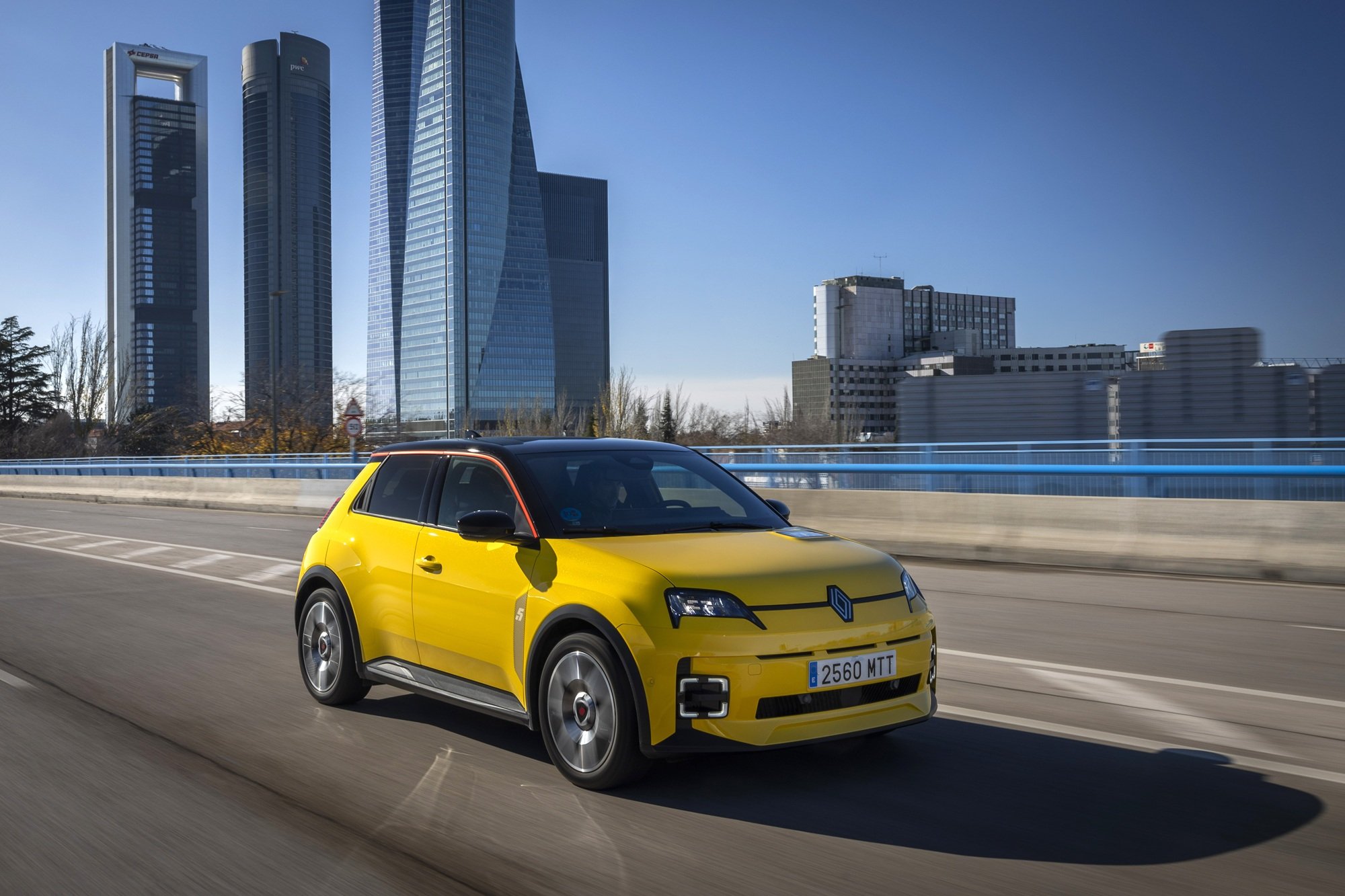 Renault renovó uno de sus modelos más míticos (el Renault 5) y ahora celebra los mayores ingresos y la vuelta a números negros