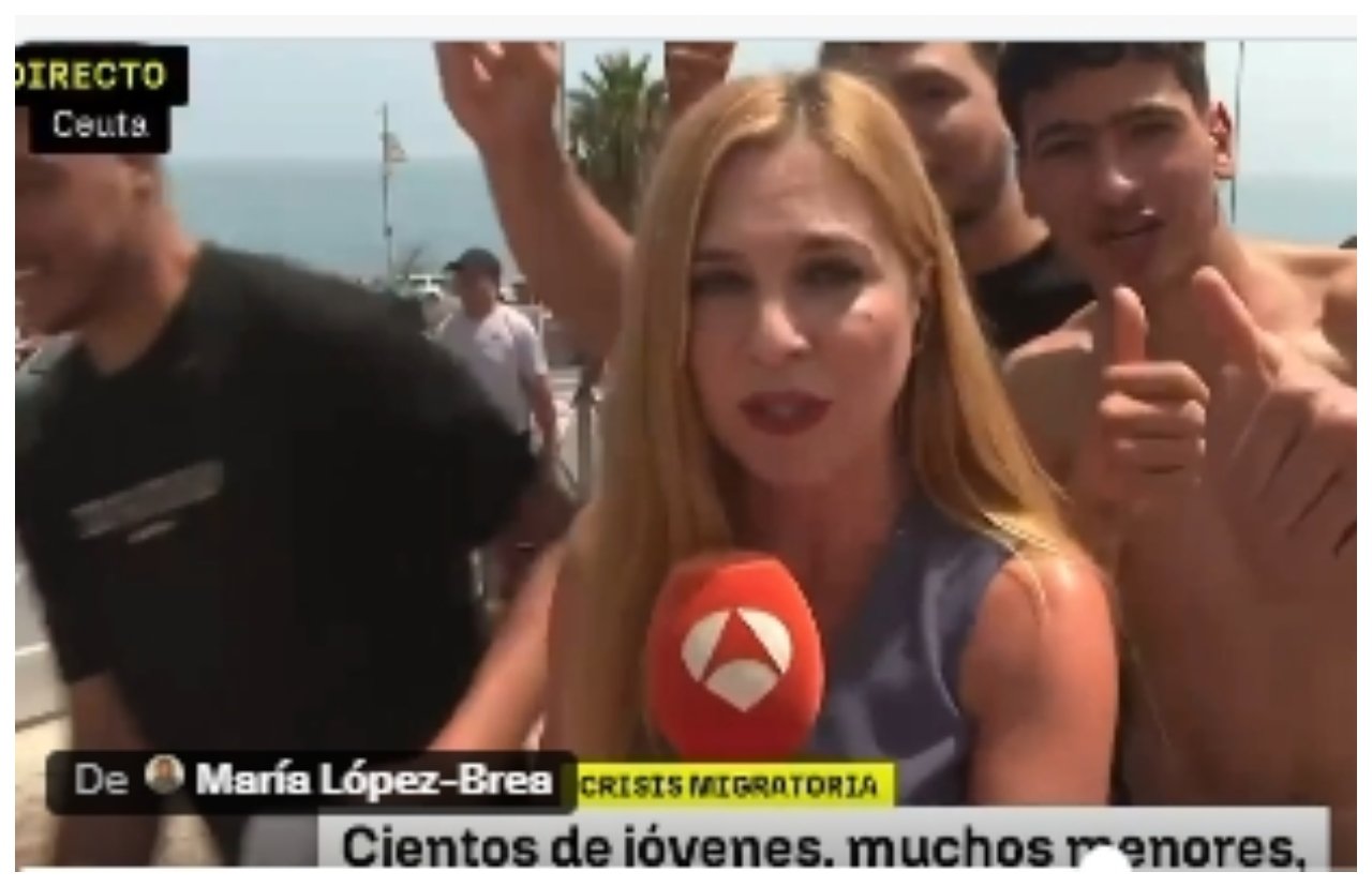 Antena 3 ve a "muchísimos niños cruzando esta frontera. No han parado de llegar hombres, mujeres y niños". "Y muchos llegan exhaustos, porque han cruzado la frontera a nado"