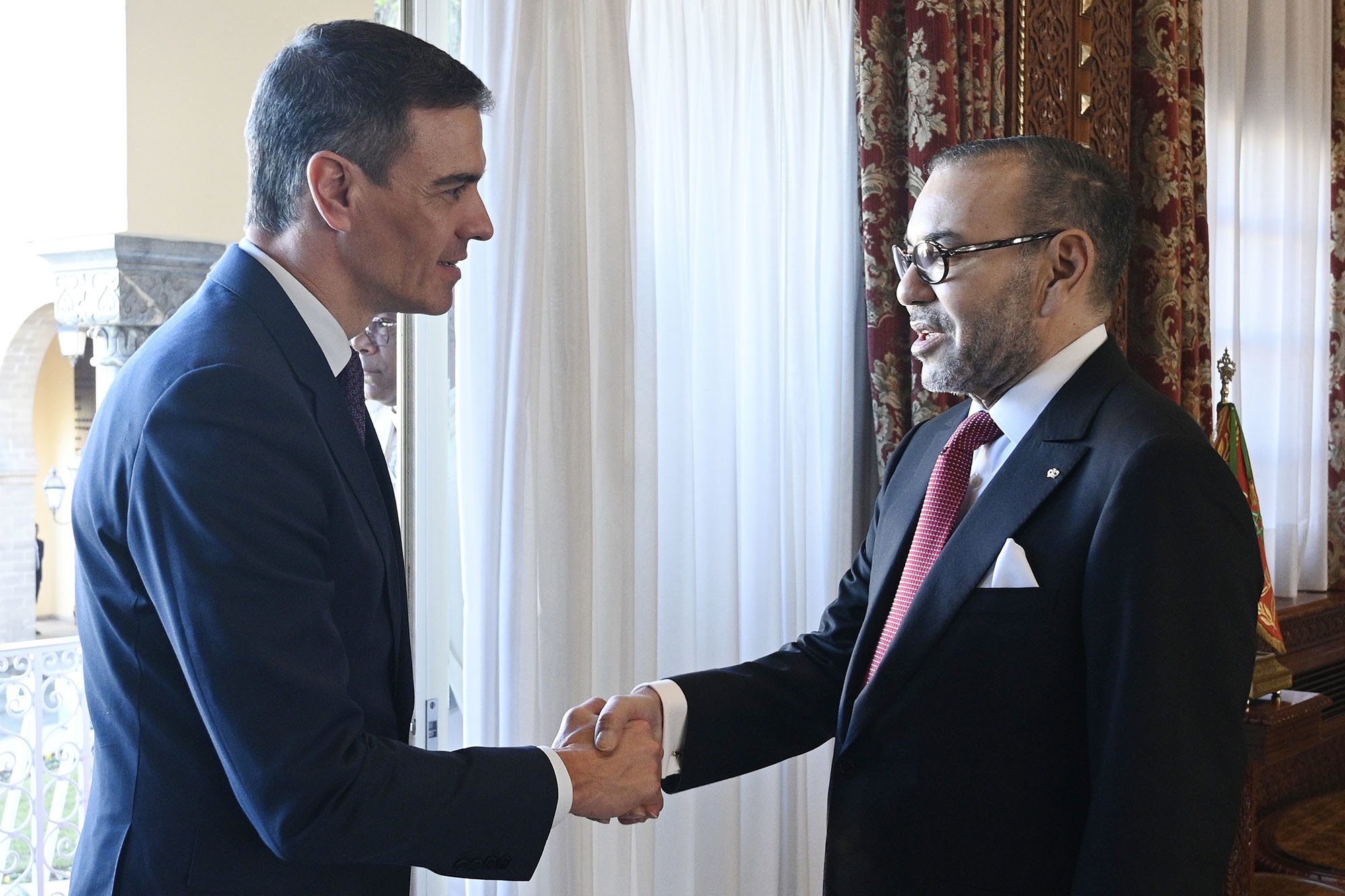 Y mientras, el Gobierno español se inclina de rodillas ante el vecino del sur, cuyo rey es Mohammed VI