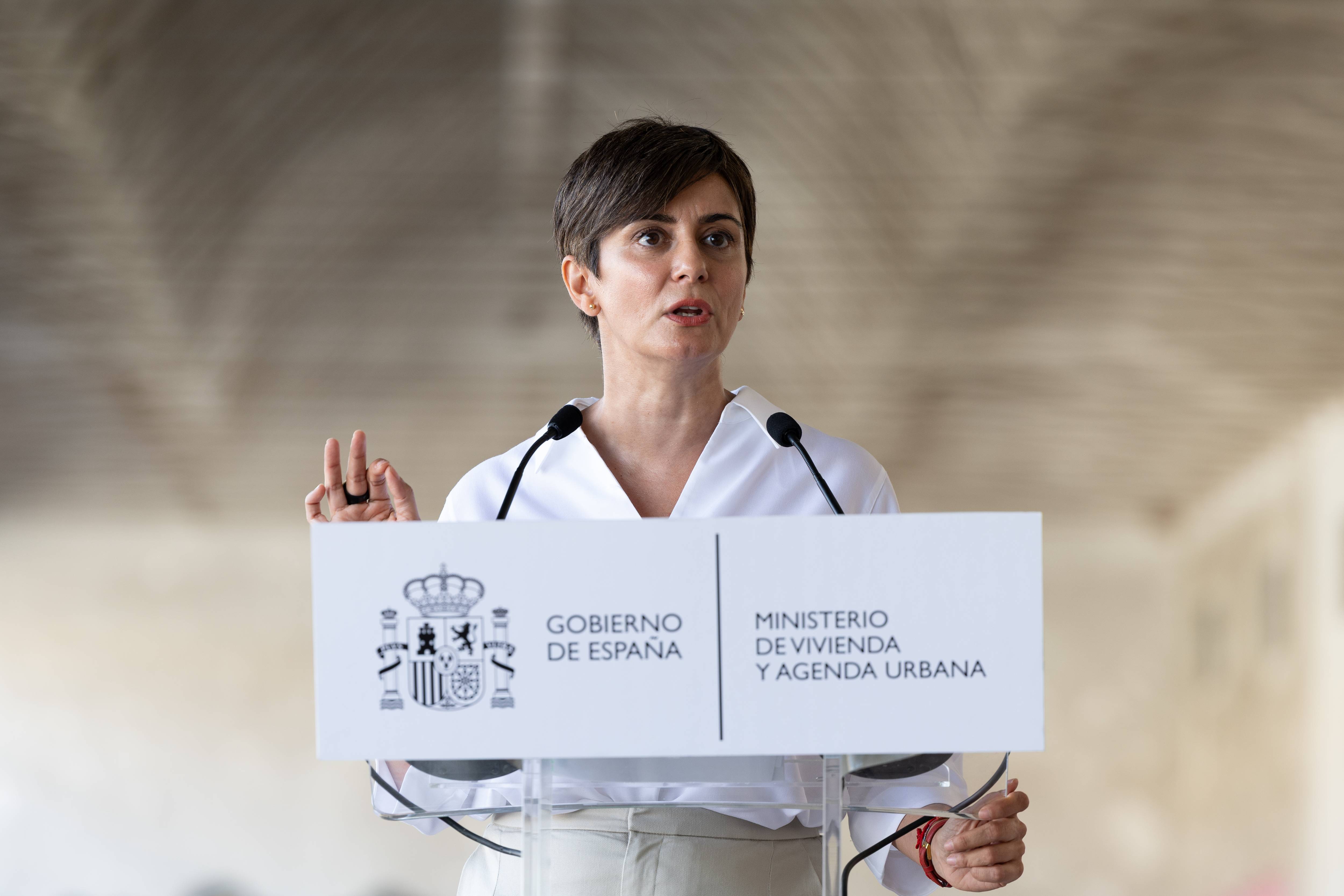 Es lo que llamamos 'la magia de la Ley de Vivienda', de Isabel Rodríguez: las compraventas caen y los precios se disparan