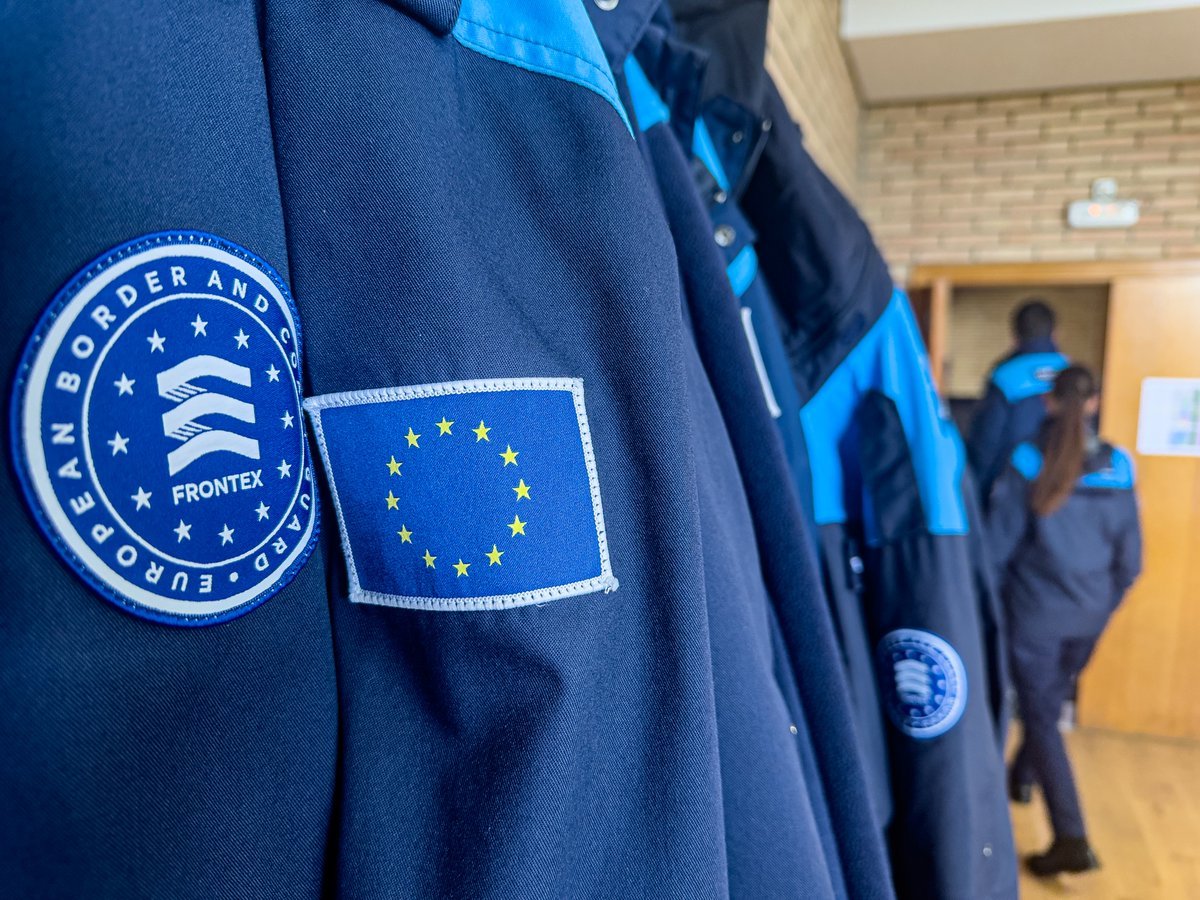 Agentes de Frontex, agencia de la UE encargada de ayudar a los países miembros y asociados del espacio Schengen a gestionar las fronteras exteriores Agentes de Frontex, agencia de la UE encargada de ayudar a los países miembros y asociados del espacio Schengen a gestionar las fronteras exteriores
