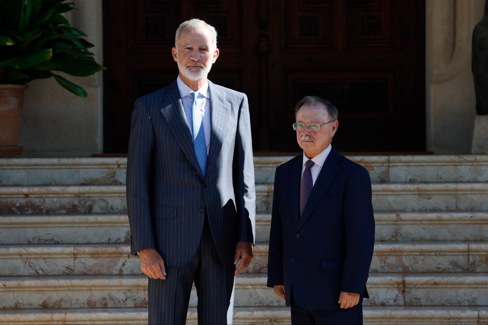 Si la invasión ha tenido lugar en Ceuta es el Rey, muy preocupado por lo sucedido, quien debe acudir a Ceuta, no el presidente de Ceuta Juan Vivas, quien debe acudir a la residencia de verano, en Mallorca, de los Reyes