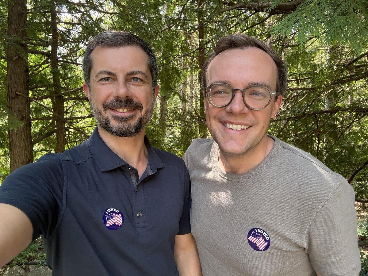 El icono LGTBIQ+ Pete Buttigieg (a la izquierda) regresa a escena y lo hace con las peores propuestas de Biden