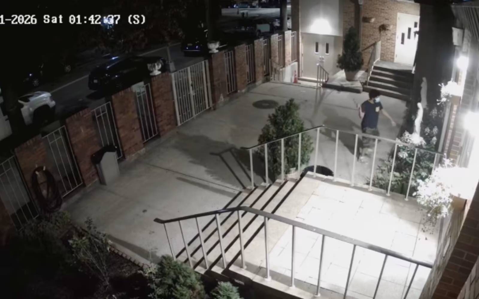 En una iglesia de Nueva York, un individuo destrozó con un martillo una estatua de la Virgen