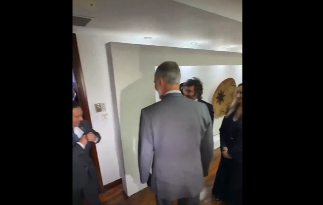 Felipe VI, Javier Milei y Karina Milei esperando a que José Manuel Albares se dignara a saludar a los 'ultras' argentinos Felipe VI, Javier Milei y Karina Milei esperando a que José Manuel Albares se dignara a saludar a los 'ultras' argentinos
