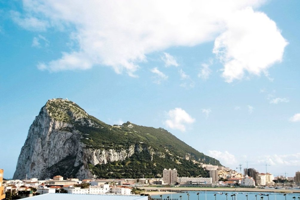 Sánchez les regala Gibraltar a los británicos -acuerdo histórico- y no sólo no pone condiciones a que el Peñón siga siendo un paraíso fiscal incrustado en tierra española sino que encima lo fomenta...