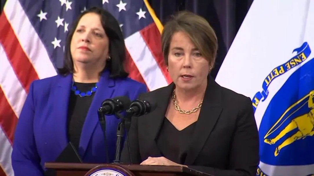 La gobernadora de Massachusetts, Maura Healey, firmó la ley que elimina todo límite temporal al aborto