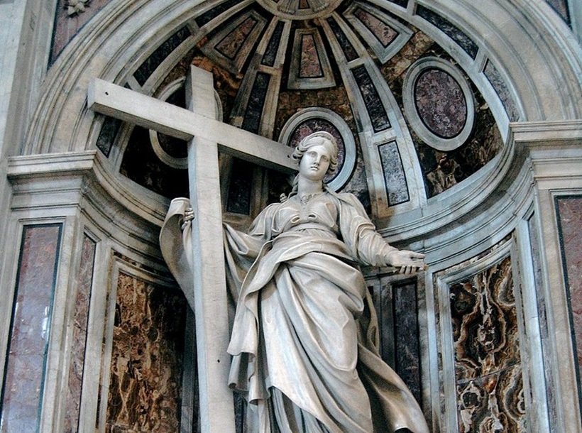 La estatura espiritual de Santa Elena mereció que fuera representada con el símbolo de la cruz y en una de las cuatro estatuas monumentales que se hallan en el pie de los pilares de la cúpula de Miguel Ángel en la basílica de San Pedro, junto a san Andrés, san Longinos y santa Verónica