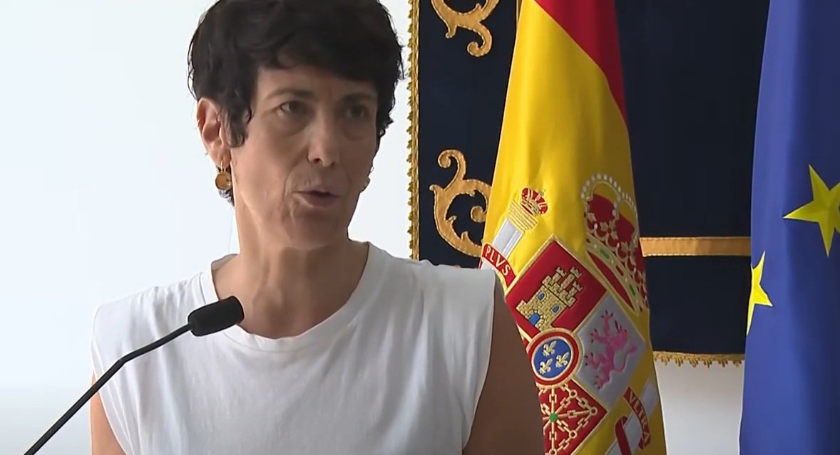 Elma Saiz, la titular de Migraciones y portavoz del Gobierno, no respondió sino con el sambenito ya iniciado de asegurar que iban a preparar espacios para 1.500 de esos inmigrantes-delincuentes Elma Saiz, la titular de Migraciones y portavoz del Gobierno, no respondió sino con el sambenito ya iniciado de asegurar que iban a preparar espacios para 1.500 de esos inmigrantes-delincuentes