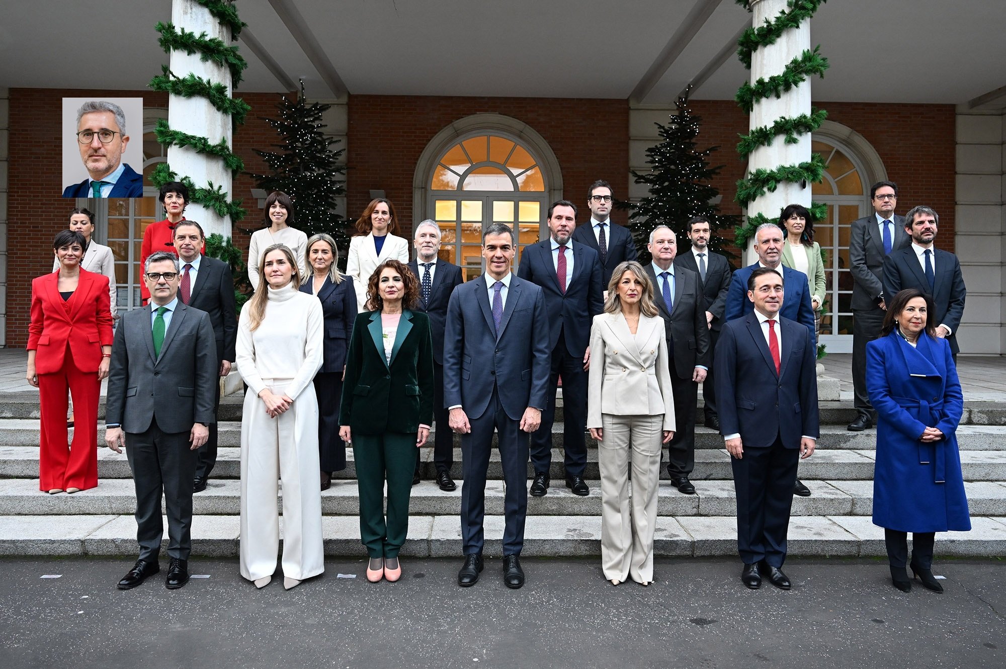 Un PSOE que, en el momento presente, le debe todos sus cargos al presidente del Gobierno (que aparece en la foto con todos sus ministros, incluso María Jesús Montero antes de ser relevada por Arcadi España). Pero no por ellos, las estructuras han dejado de temblar
