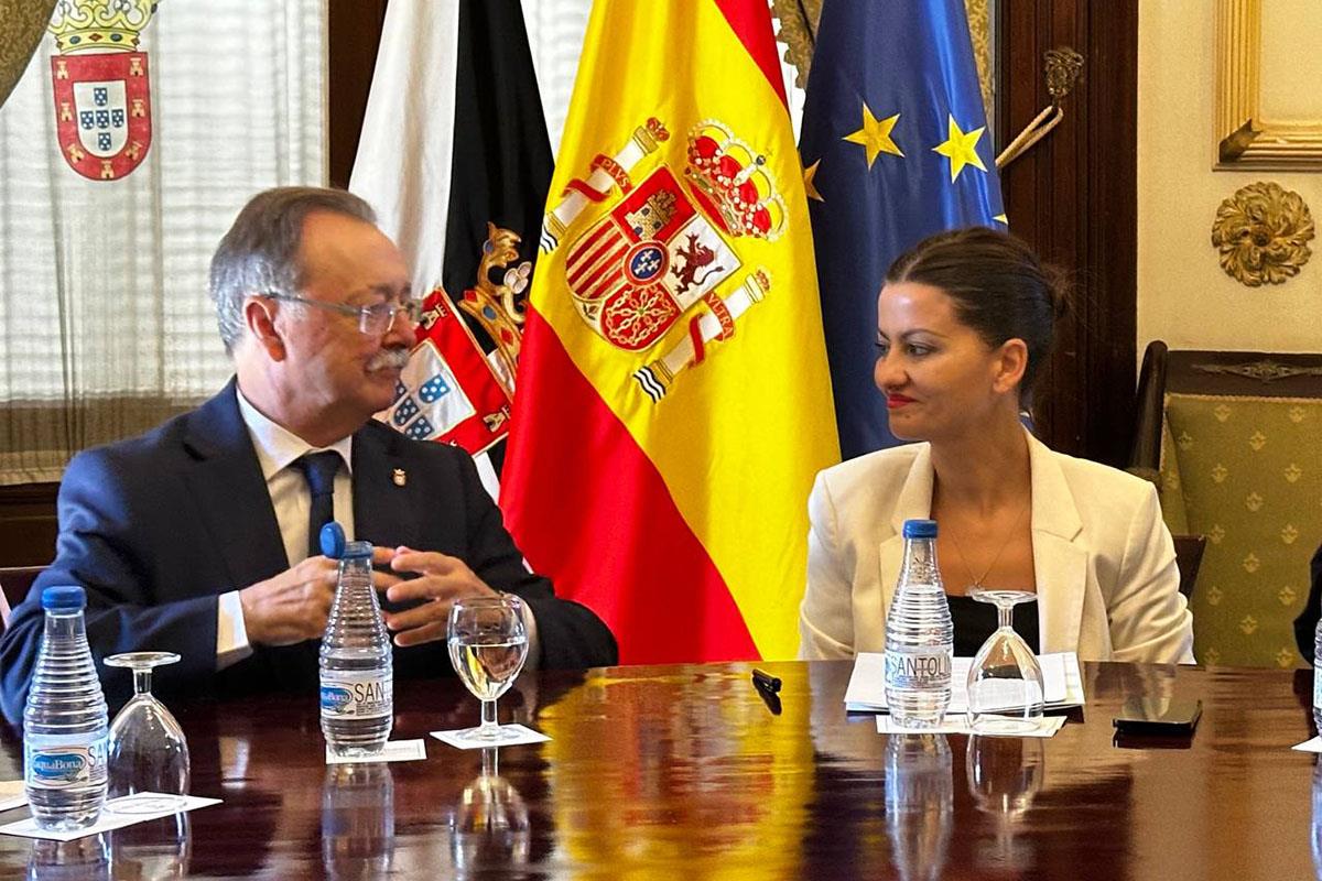 El presidente de Ceuta, Juan Jesús Vivas (PP), y la ministra de Juventud e Infancia, Sira Rego