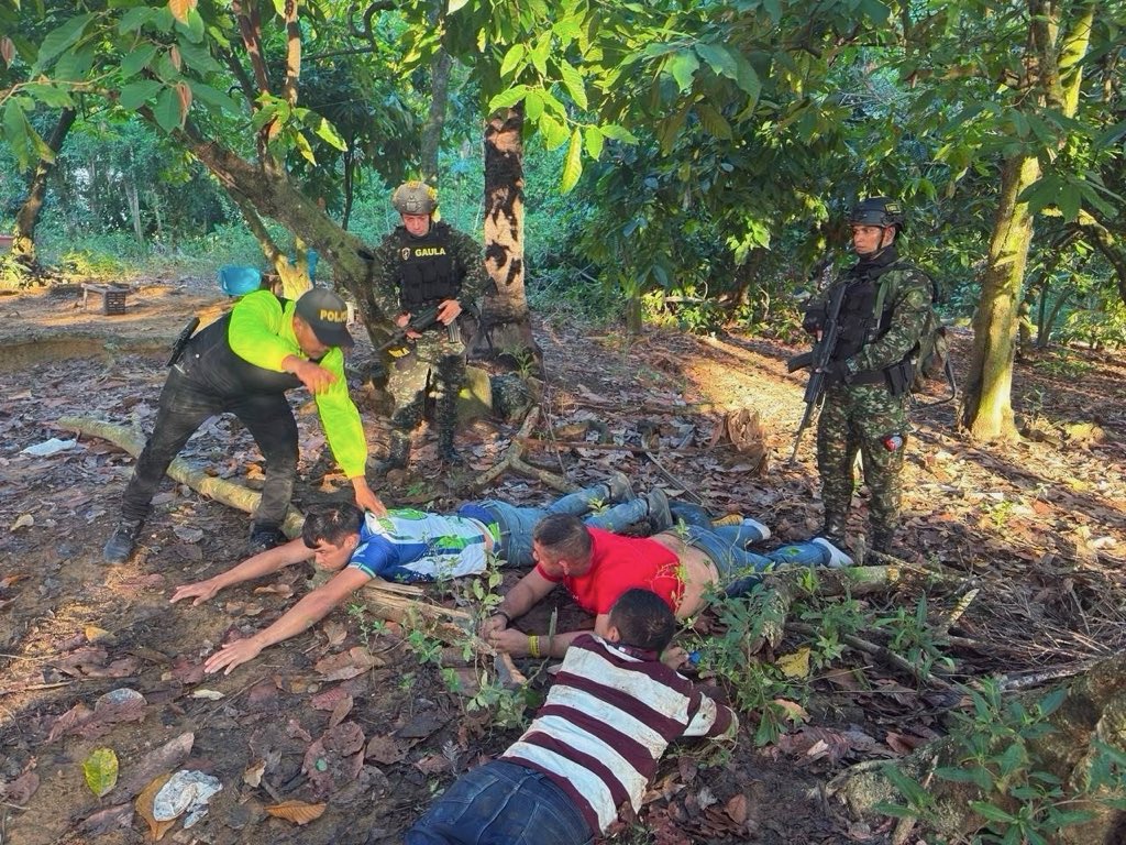 Militares colombianos se enfrentan a grupos terroristas