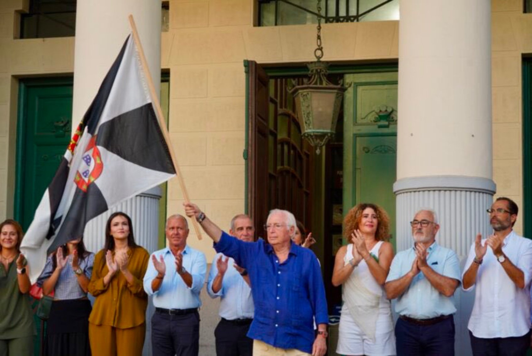 El presidente de Melilla, Juan José Imbroda, ondea una bandera de Ceuta