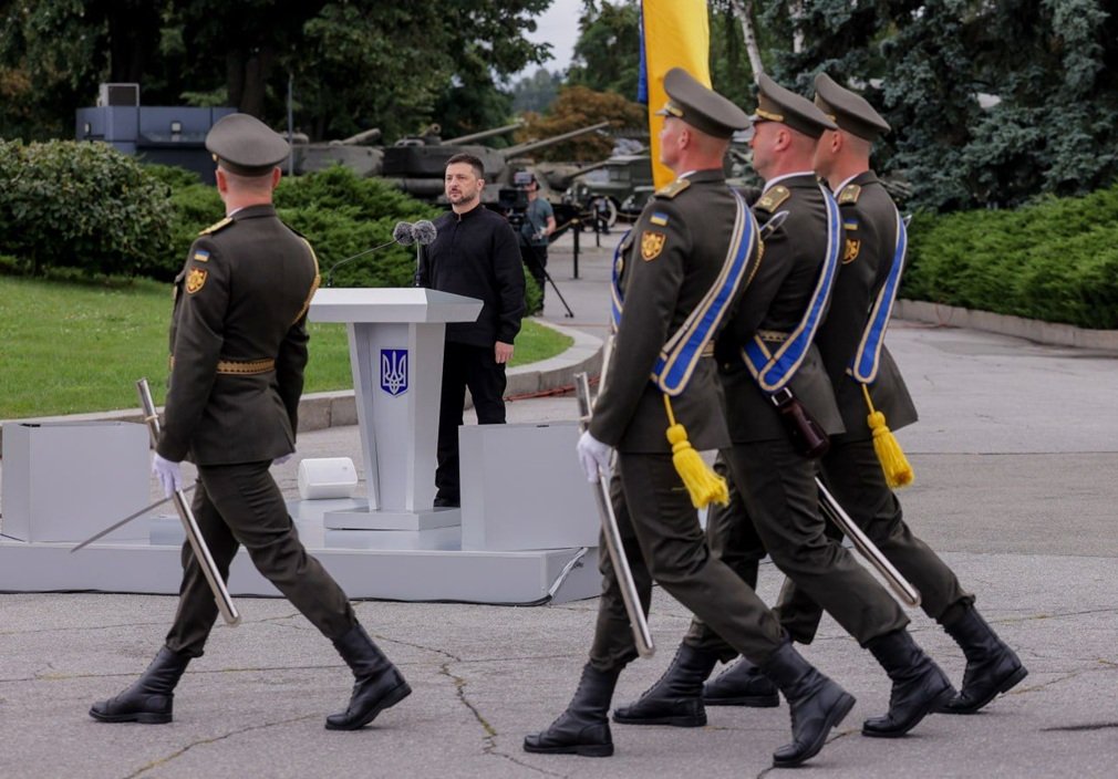 Zelensky y tropas militares en el Día de la Independencia de Ucrania, el cuarto que celebra estando en guerra con Rusia