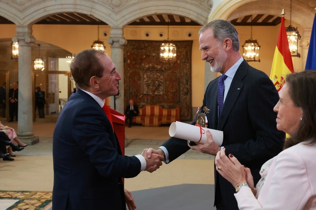Antonio Huertas recibió la acreditación de 'Embajador Honorario de la Marca España' de manos de Felipe VI hace cinco meses... y ahora escribe un artículo en apoyo del Rey, tras los ataques que está recibiendo desde Moncloa