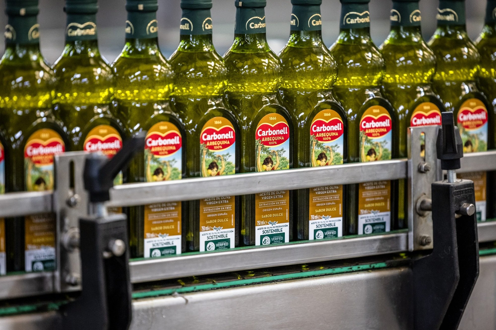 El Gobierno reacciona y se enfrenta a Italia: quiere que una empresa española compre Deoleo (dueño de Carbonell, Hojiblanca, Koipe, Bertolli y Carapelli, etc.)