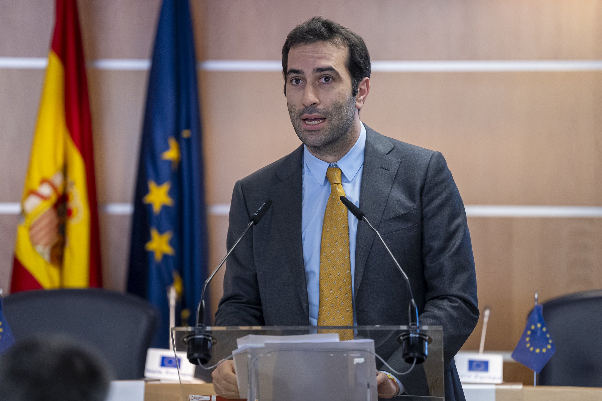 El vicepresidente primero y ministro de Economía, Comercio y Empresa, Carlos Cuerpo, recibe revés y aplauso en sólo unos días, pero la economía española no va bien / Foto: Pablo Moreno