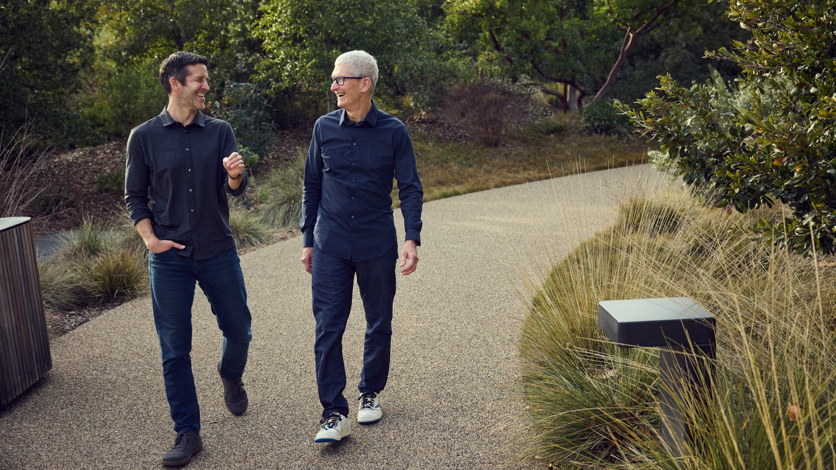 Tim Cook (derecha) y John Ternus, en una imagen difundida por Apple