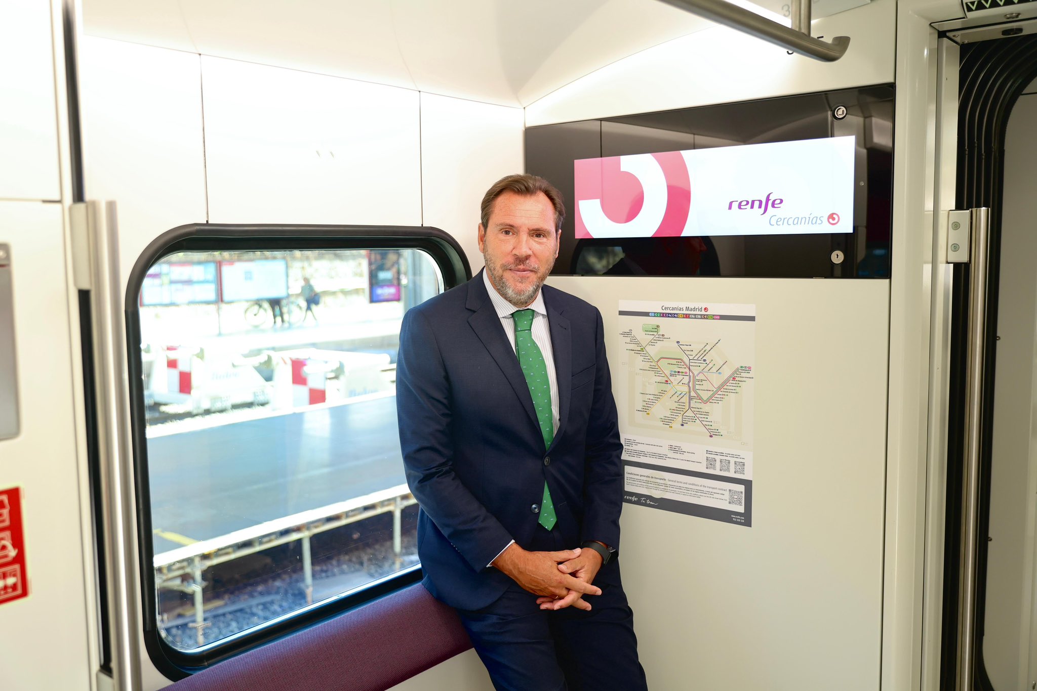 Puente presume de los nuevos trenes de Cercanías para Madrid, pese al creciente caos ferroviario