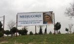 Cartel de la Virgen de Medjugorje con mensaje de los católicos situado en el kilómetro 18 de la A-1