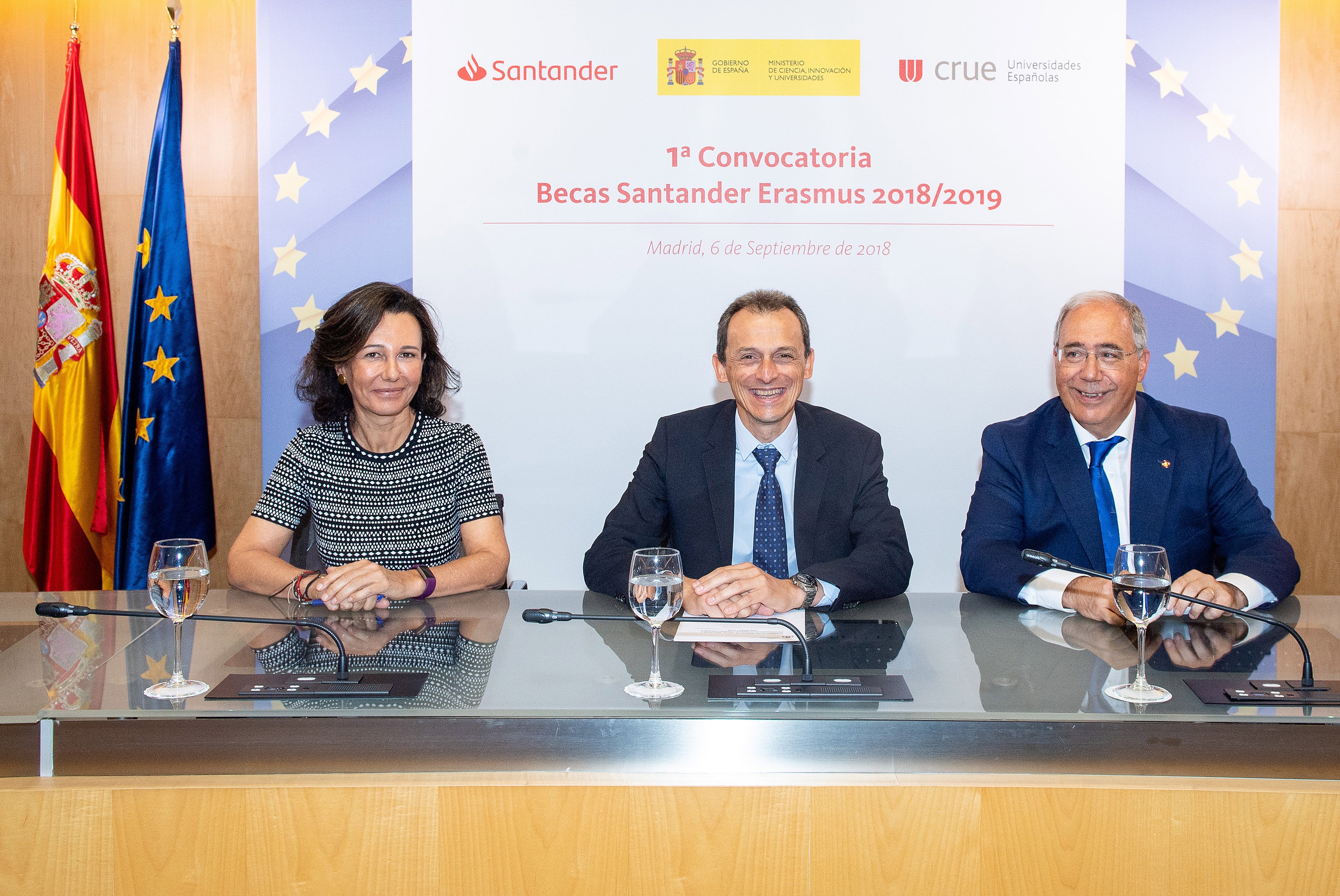 La presidenta de Banco Santander, Ana Botín; el ministro de Ciencia, Innovación y Universidades, Pedro Duque y el presidente de Crue Universidades Españolas, Roberto Fernández La presidenta de Banco Santander, Ana Botín; el ministro de Ciencia, Innovación y Universidades, Pedro Duque y el presidente de Crue Universidades Españolas, Roberto Fernández