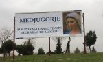 Cartel con la Virgen de Medjugorje. Buena publicidad y muy valiente