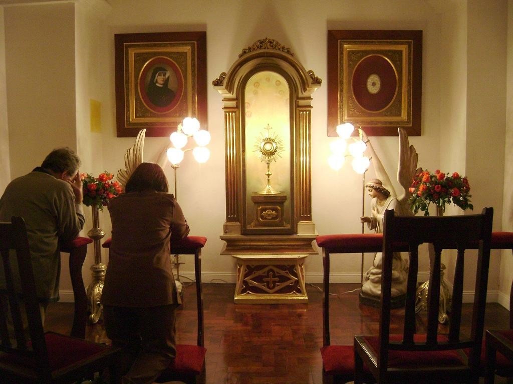 Para todos aquellos que tienen un cierto, aunque sea pequeño, hábito de oración, saben que lo primero para hablar con Dios es empezar por donde se debe empezar: por la adoración