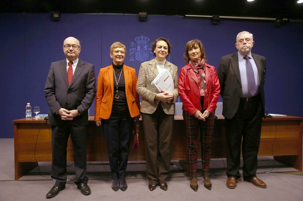Raúl Riesco, Consuelo Rumí, Magdalena Valerio, Yolanda Valdeolivas y Octavio Granado, en la presentación de los Presupuestos de su Departamento: España recauda más por cotizaciones que por IVA
