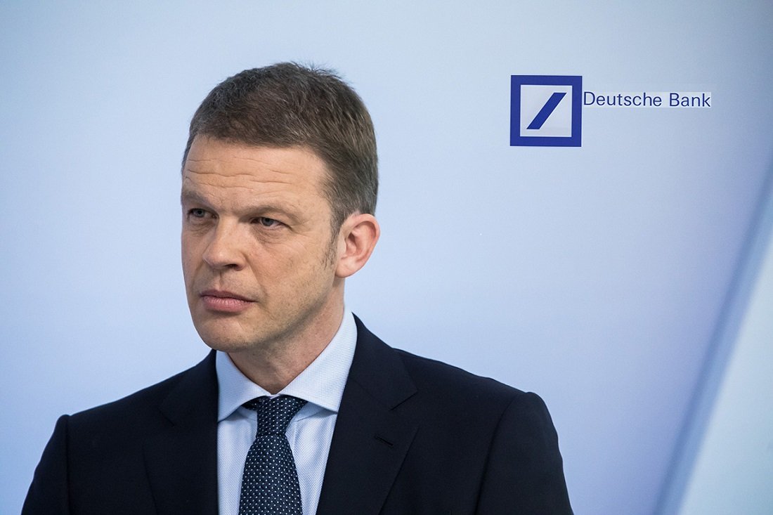 Christian Sewing, CEO de Deutsche Bank, tiene todavía poco que celebrar: el banco lleva perdidos más de 10.000 millones en la última década Christian Sewing, CEO de Deutsche Bank, tiene todavía poco que celebrar: el banco lleva perdidos más de 10.000 millones en la última década